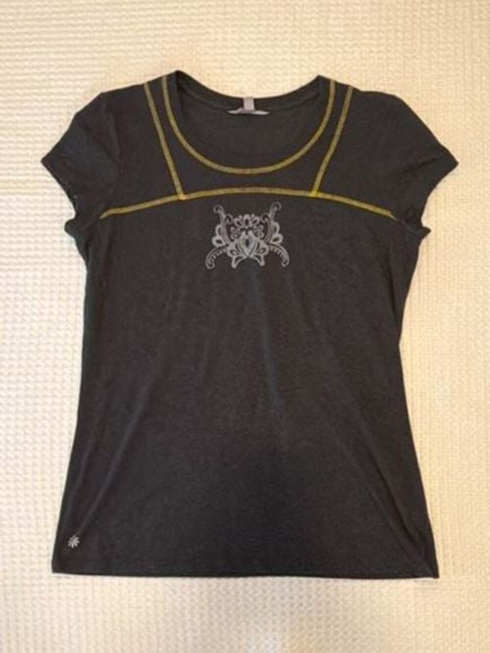 Athleta Gray Short Sleeve Graphic T-Shirt with Contrast Stitching